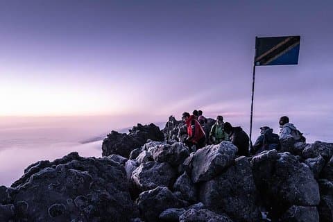 Quatre jours au mont Meru, Kili empreintes de pas
