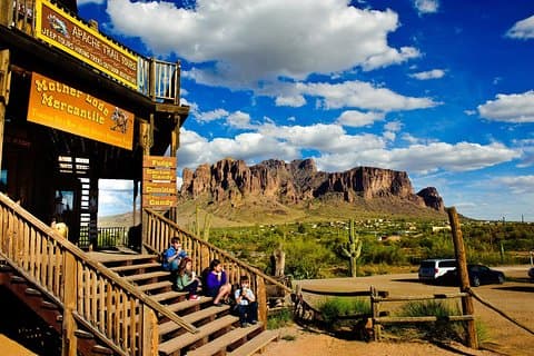 Privater Apache Trail Day mit Dolly Steamboat Tour