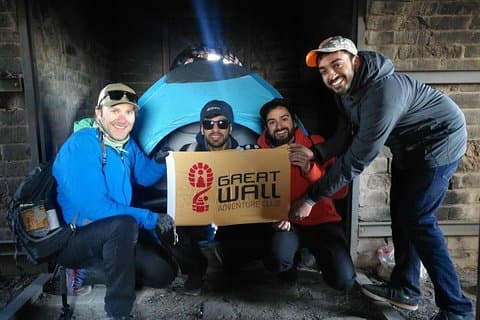 Camping privé à prix forfaitaire abordable sur la Grande Muraille après une randonnée en groupe sur la Grande Muraille