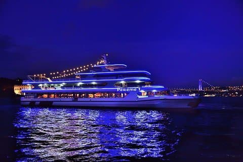 Bosporus-dinercruise in Istanbul met buikdansen en hoteltransfer
