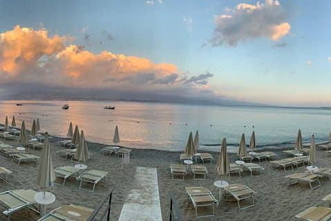 Messina hela dagen: Stranden och historien