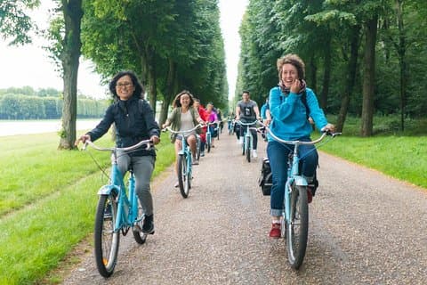 Tour en bicicleta por el Palacio de Versalles con mercado y aldea de María Antonieta