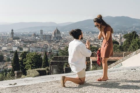 Ga op je knie zitten! Verrassingsvoorstel in Florence