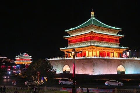 Tour privado de comida y noche de Xi'an en Tuk Tuk y transporte público