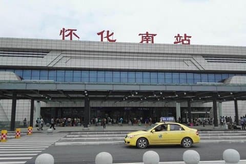 Privétransfer tussen het snelle treinstation van Huaihua en de oude binnenstad van Fenghuang