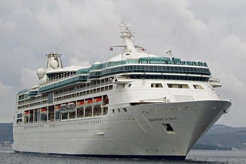 Transfert privé du terminal de croisière Rhapsody of the Seas de Ravenne à l'aéroport de Venise