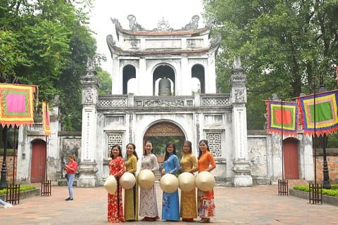 Hanoi: Location traditionnelle Ao Dai & Non La