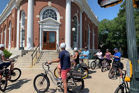 Monta una bicicleta eléctrica para un recorrido histórico en Aiken