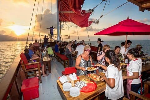 Red Baron Sunset Dinner Cruise desde Koh Samui con traslado de regreso
