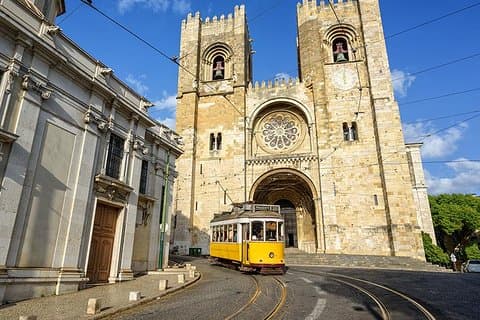 Tour di un'intera giornata per piccoli gruppi di Lisbona con guida locale