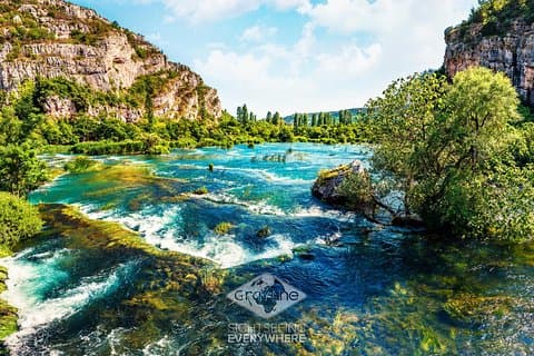 Excursion d'une journée aux cascades de Krka avec promenade en bateau depuis Split et Trogir