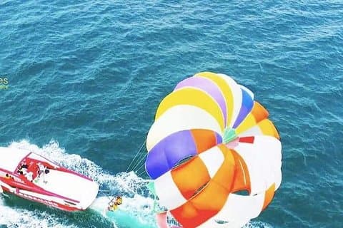 Esperienza di parasailiing a Playa Bibijagua