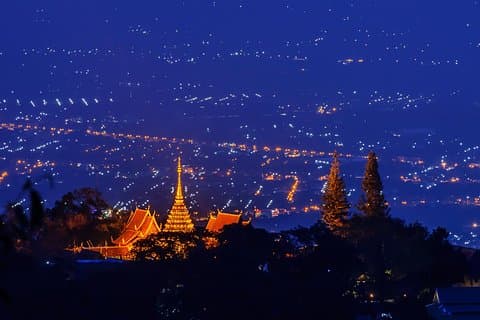 Excursão privada: Chiang Mai Wat Umong e Doi Suthep à noite