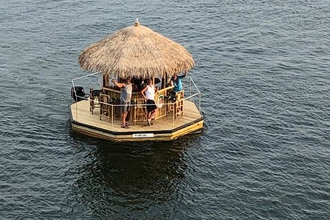 Restauranter i nærheten av Destin's Floating Tiki Bar Cruise 360° havneutsikt
