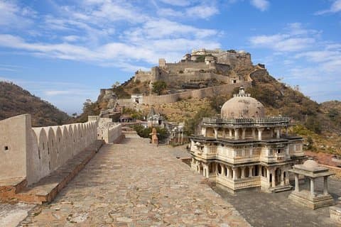 Jodhpur a Udaipur a través del Templo Jain y Kumbhalgarh Fort One Way Transfer