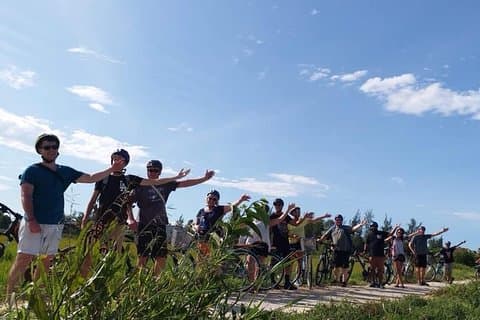 Tour privado en bicicleta para visitar los pueblos artesanos para experimentar la vida de la gente de Hoi An