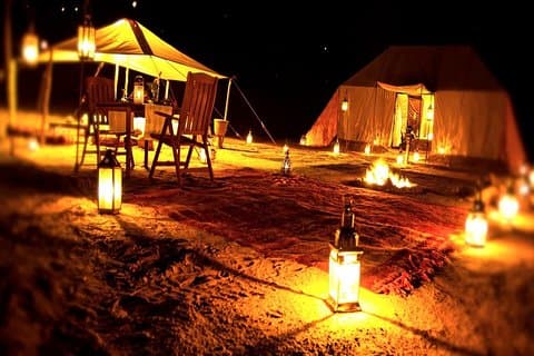 Safari durante a noite no deserto com pancadas nas dunas, dança do ventre, passeio de camelo e café da manhã