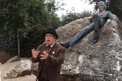 Walking tour in Merrion Square Park with a pint of Guinness Dublin Rogues Tour