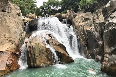 Tour guiado en motocicleta por la cascada y el campo de Ba Ho