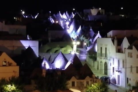 Alberobello om natten