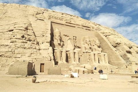 Asuán y Abu Simbel durante la noche desde Luxor