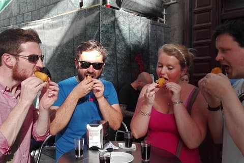 Madrid Local's Wein- und Tapas-Mittagessentour mit einer Prise Geschichte