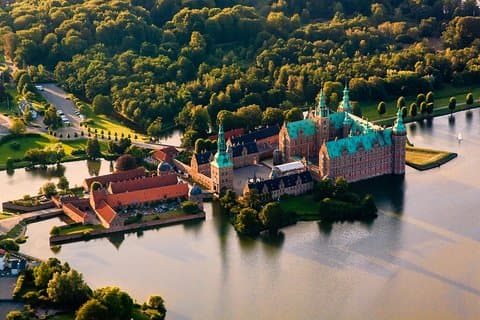 Copenhagen: Private VIP Tour to Frederiksborg Castle (snack incl)