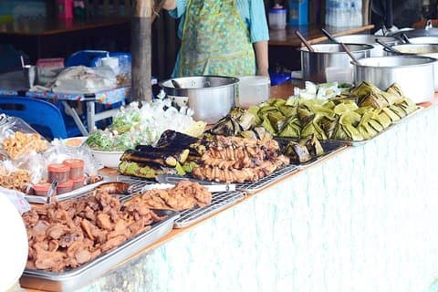 Goedemorgen Chiangmai. Bezoek de ochtendmarkt - Probeer streetfood - Bezoek de unieke tempel