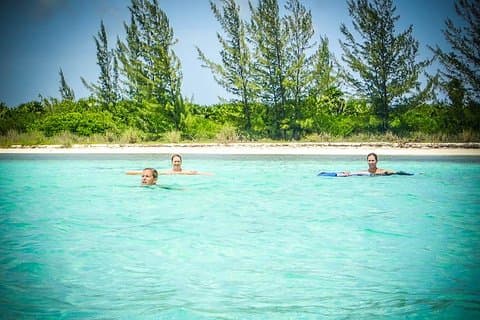 Excursion privée de 8 heures en yacht de 40 minutes à 2 arrêts vers la plage de Palancar avec nourriture, boissons et plongée avec tuba