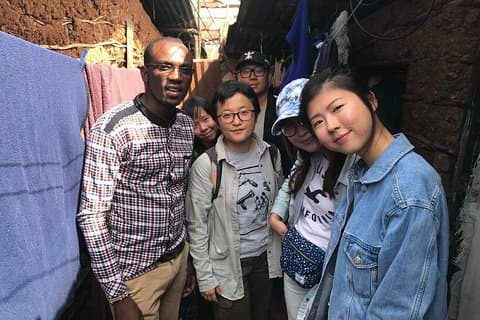 Tägliche KIBERA Slums / Toi Market Tour mit Einheimischen (2 Stunden)