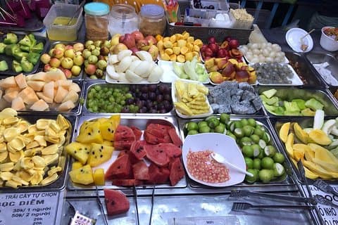 Visite gastronomique dans la rue à Saigon