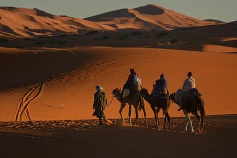 Excursion de 4 jours de Marrakech à Fès en passant par le désert avec nuit dans un camp de luxe dans le désert