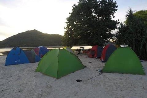 Tour di snorkeling e campeggio di una notte a Gili Kedis