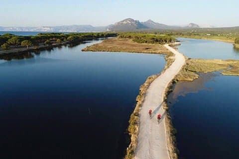 Des collines à Oasi Biderosa et Capo Comino avec VTT électriques