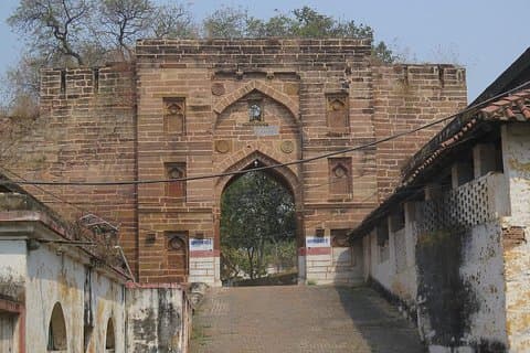 Desde Varanasi: excursión de un día al fuerte Chunar y las cataratas Siddhnath