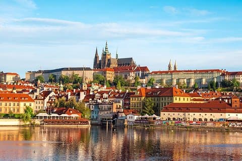 Conocer PRAGA 4 horas de conducción y caminata