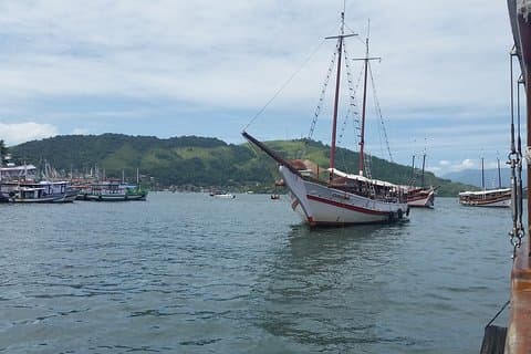 Paseos en barco a islas tropicales.
