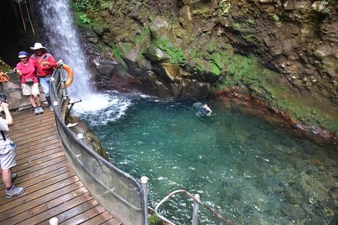 Volcano-Waterfall e Hot Springs Tour Privado