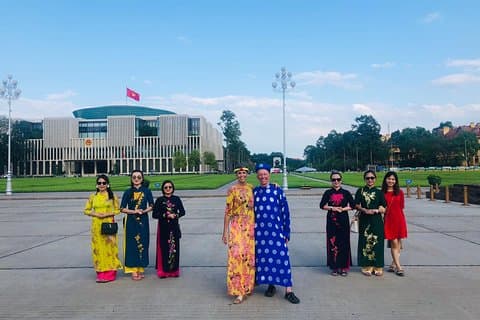 Ao dai Vietnam fotograferar turné med privat bil