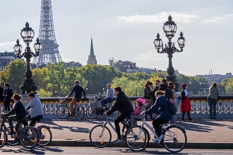 Privat elcykel över Paris underverk