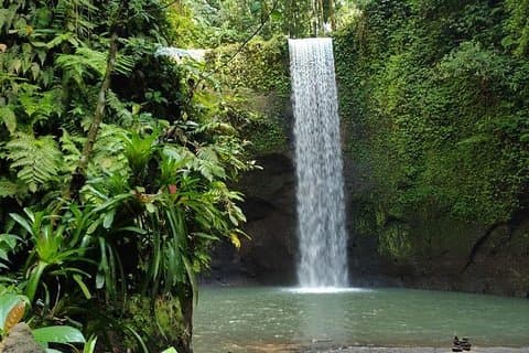Skjult skjønnhet av en dag med foss