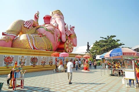 Excursion d'une journée à Chachoengsao au départ de Bangkok : marché historique et temple
