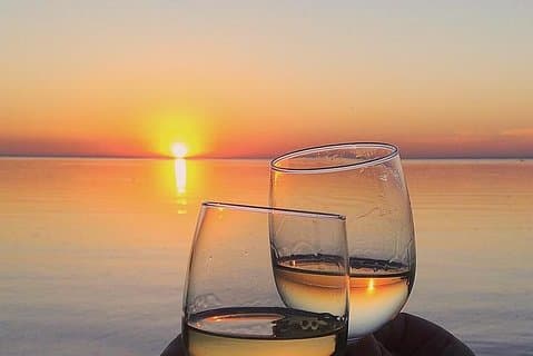 Regardez le magnifique coucher de soleil sur l'Akamas sur un hors-bord de luxe.