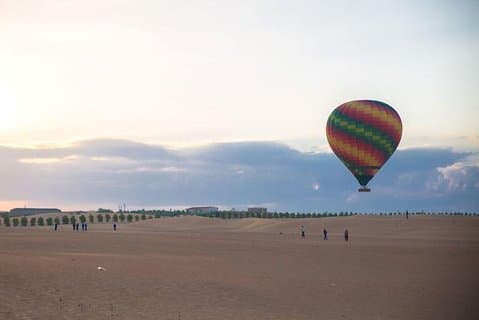 Passeio de balão de ar quente ao nascer do sol com tour de compras