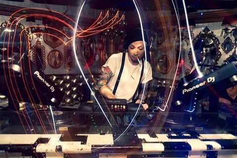 Esperienza di Shibuya House Disco Techno DJ Bars