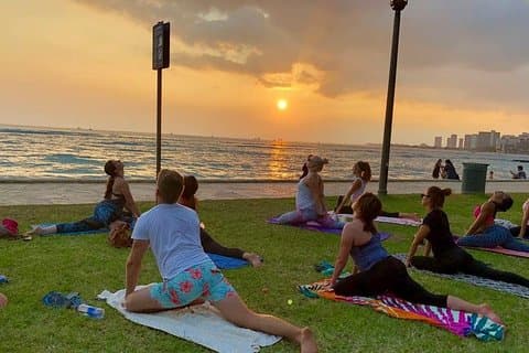 Strandyoga på Waikiki med Diamondhead-bagtæppe