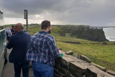 Giants Causeway, Rope Bridge, Carrickfergus Castle e Dark Hedges Tour