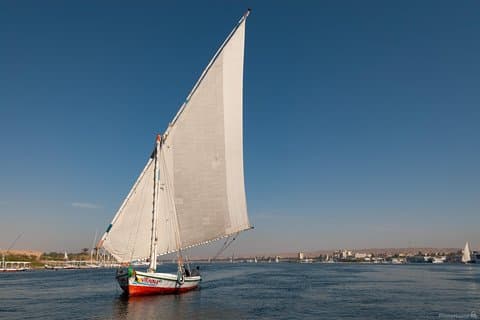 ナイル川のピラミッドと1時間のフェルッカによるキャメルのプライベート日の出または日没