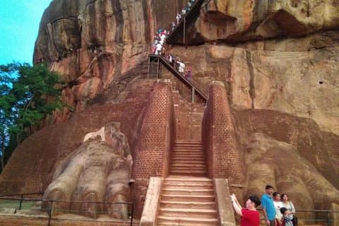 Gita giornaliera privata all inclusive Sigiriya Lion rock e Dambulla Cave temple
