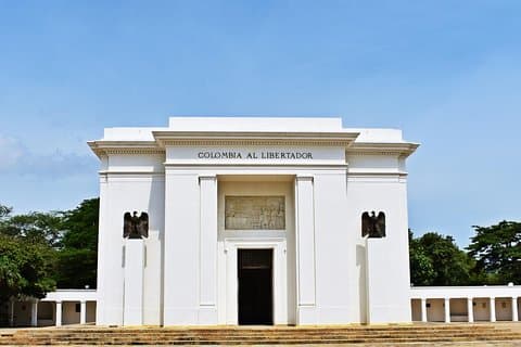 Verken de geschiedenis, musea en architectuur van Santa Marta in 4 uur